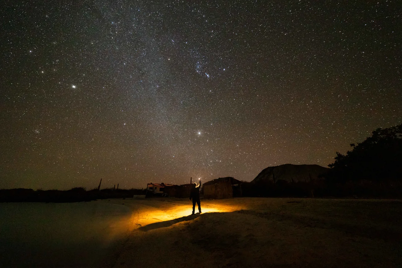 Una silueta bajo las estrellas durante el viaje para fotografiar las Gemínidas